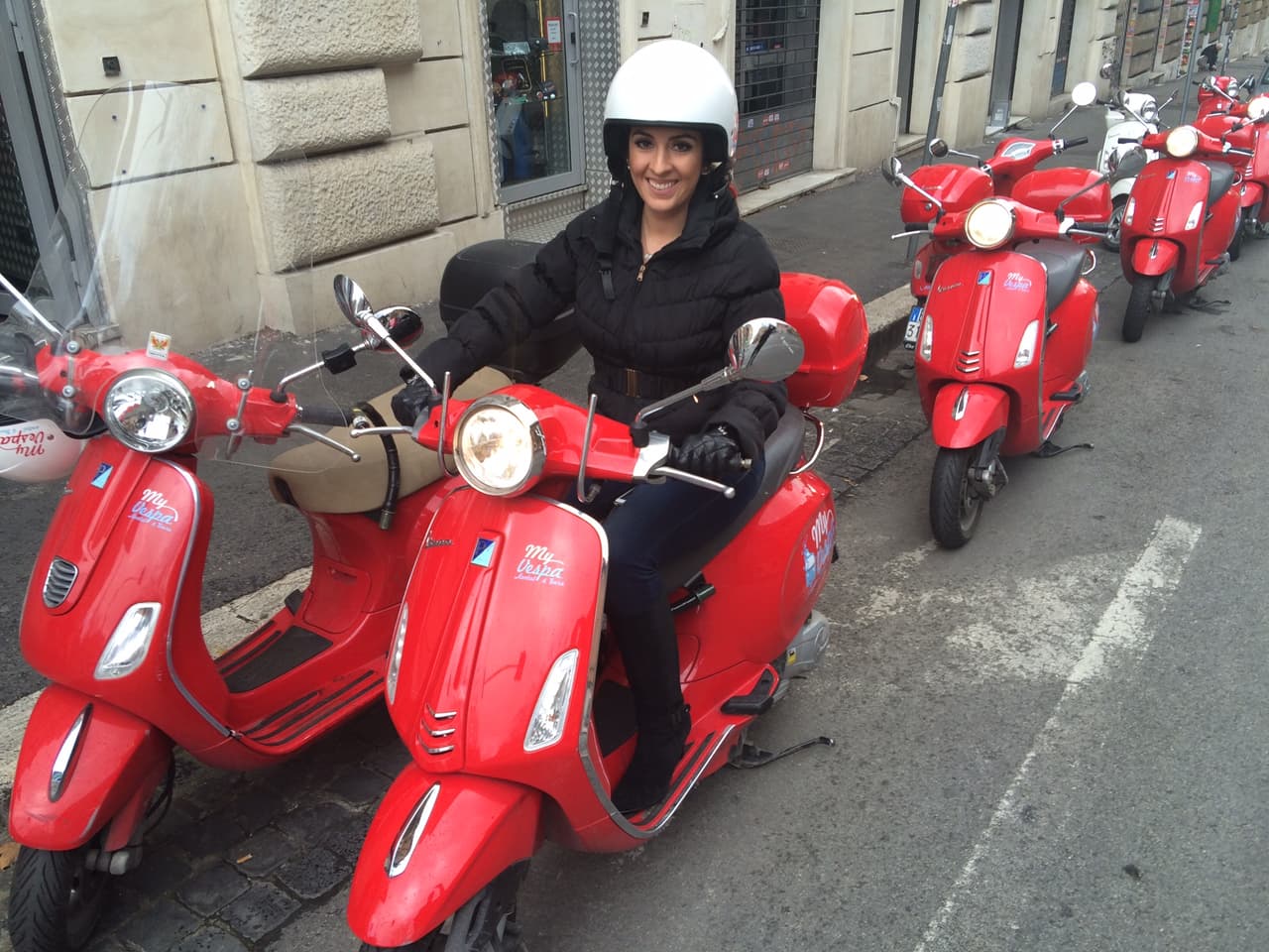 Lista para vivir una aventura motorizada.