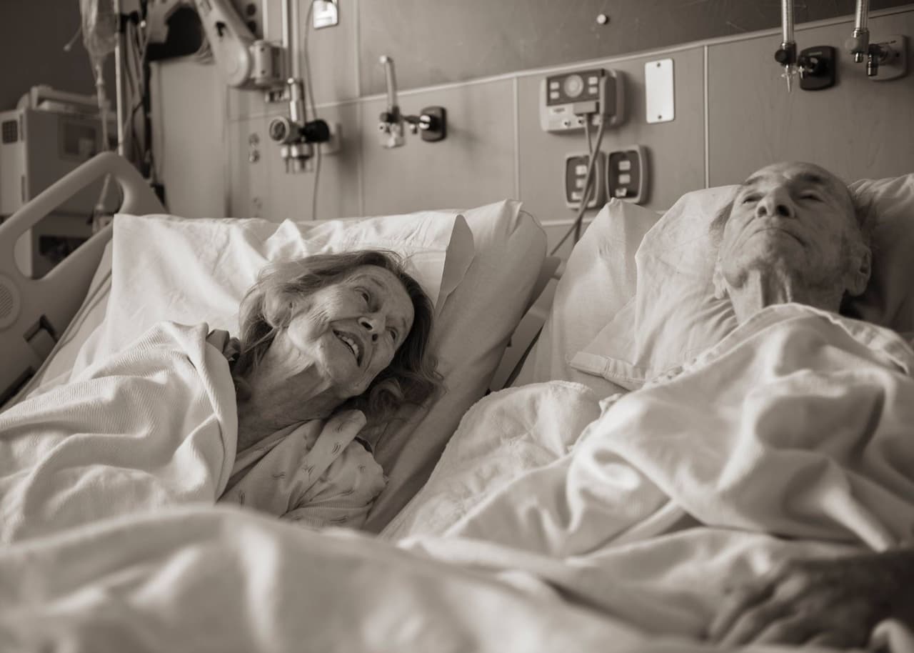 Un hospital de Virginia decidió romper sus reglas y dejar que la pareja juntara dos camas, mientras el esposo, un veterano de guerra, era atendido en sus últimos momentos de vida.