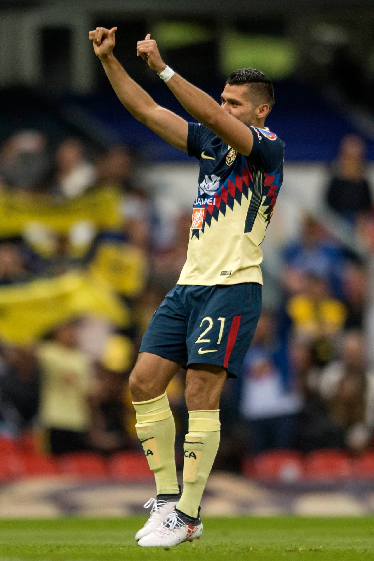 Con su triplete, el mexicano llegó a 5 goles en el Clausura 2018, sólo por detrás de los 6 anotados por el caboverdiano Djaniny Tavares.