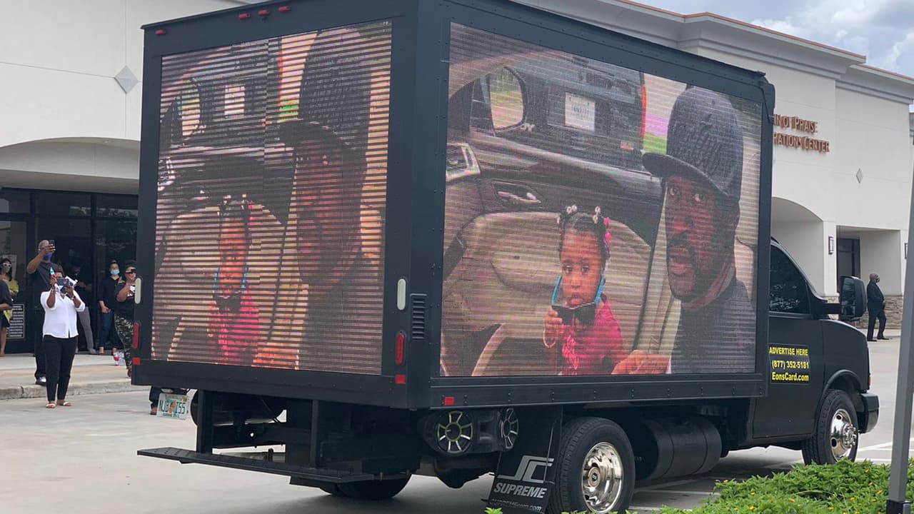 Las personas han tenido alrededor de tres minutos para verlo y afuera en la salida hay libros para que puedan escribir su nombre como recuerdo.