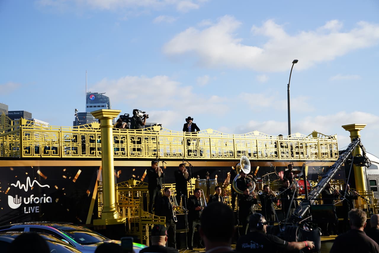 La ciudad de Los Ángeles brindó toda la seguridad necesaria para que Gerardo Ortiz pasara cantando por lugares icónicos como el Angel Flight, City Hall y Dodger Stadium.