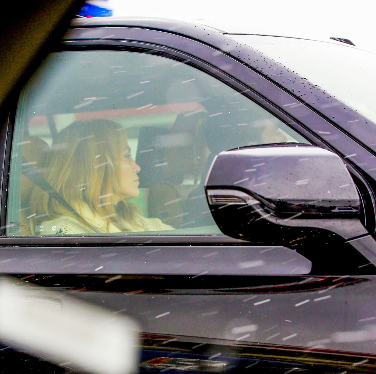 De acuerdo con la información de la agencia fotográfica The Grosby Group, se dirigián
<b> <a href="https://www.univision.com/famosos/jennifer-lopez-ben-affleck-planean-citas-fotos">rumbo al aeropuerto</a></b> para regresar a Los Ángeles.