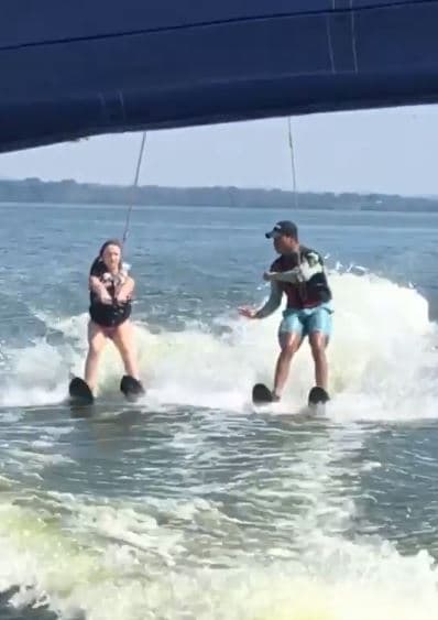 Como parte de sus actividades en este viaje, Andrea y su familia realizaron esquí acuático.