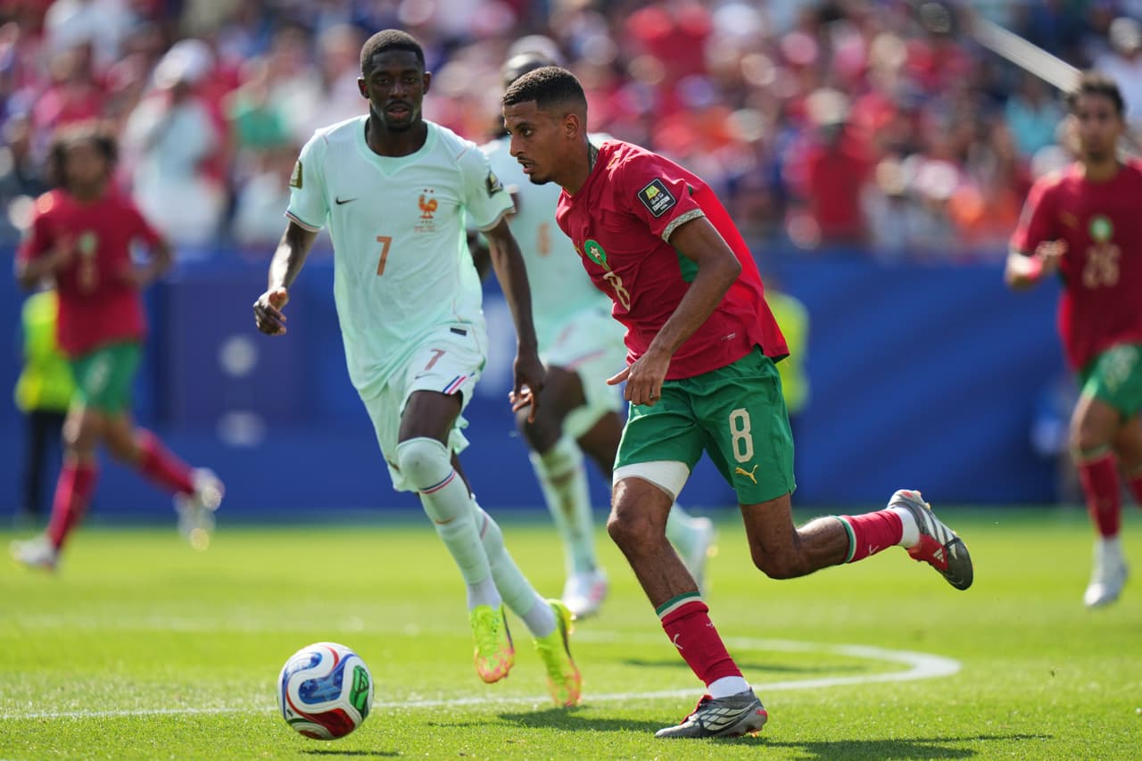 Azzedine Ounahi compite con Ousmane Dembele por la pelota.