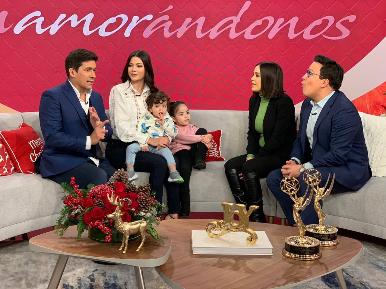 Giulietta y Gael se comportaron como angelitos mientras que su mamá invitaba al púbico a ver la nueva temporada del reality dedicado a encontrar pareja.