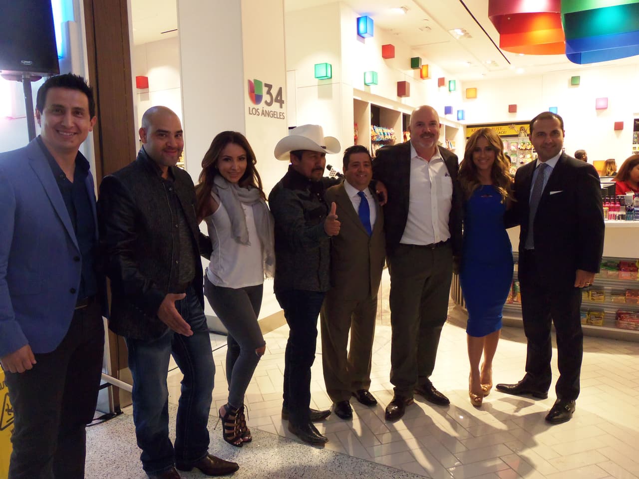 Así se festejó la inauguración de la tienda de Univision en LAX