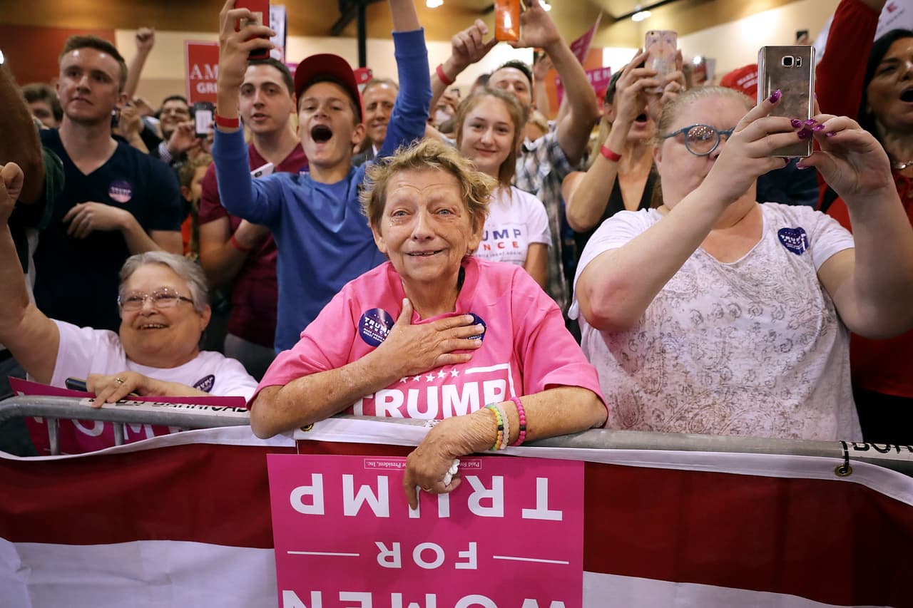 <b>2. Cubrir los gastos anuales de un hogar promedio en EEUU</b>
<br>
<a href="https://slack-redir.net/link?url=https%3A%2F%2Fwww.census.gov%2Flibrary%2Fvisualizations%2F2015%2Fdemo%2Fdistribution-of-household-income--2014.html">Según el censo de hogares de 2014</a>, cuyas cifras son las más recientes que se tienen, la mitad de los hogares en Estados Unidos viven anualmente con menos de 53,700 dólares. Con la excéntrica chaqueta de Melania se podría cubrir el año de gastos de, al menos, uno de esos hogares.