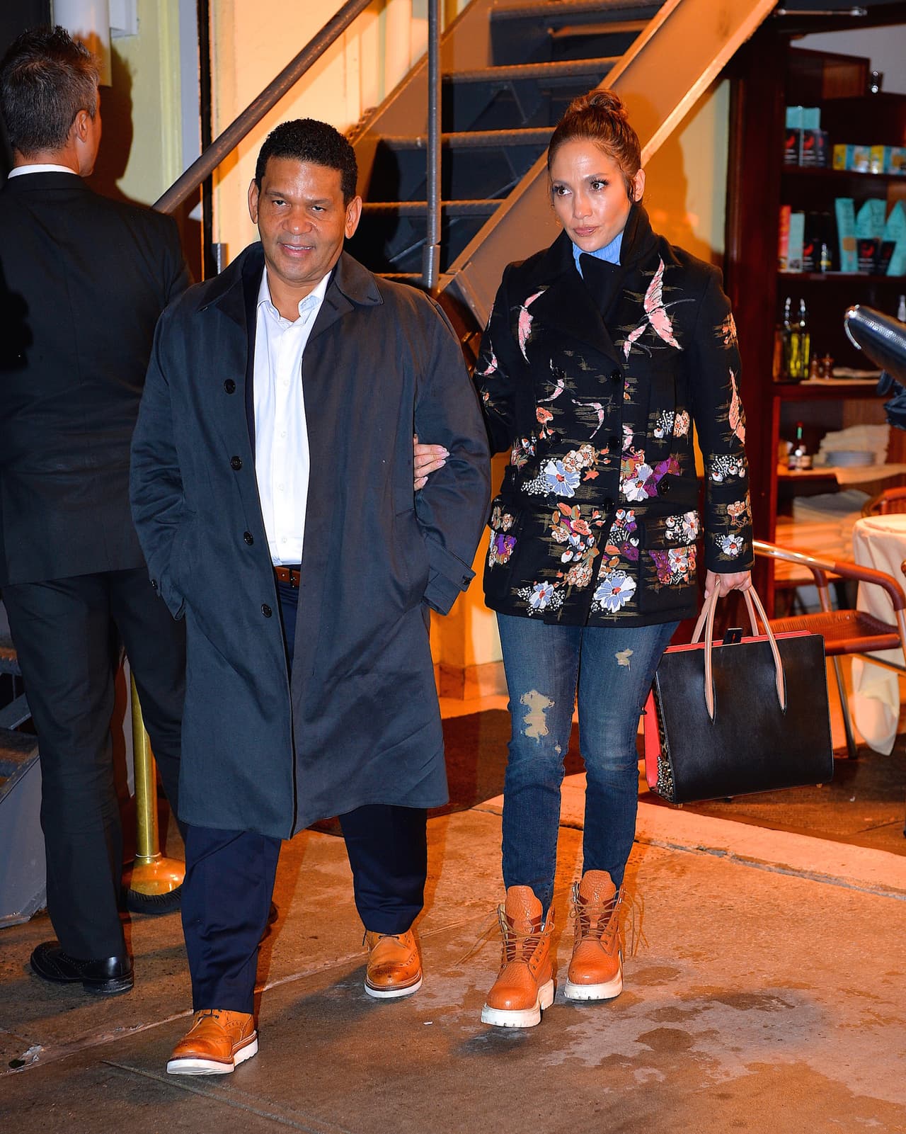 Jennifer López está gozando su soltería.