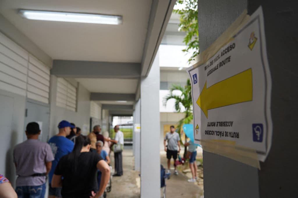 Elecciones en Puerto Rico 2024: Bajo lluvia miles de personas salen a votar por su nuevo gobierno