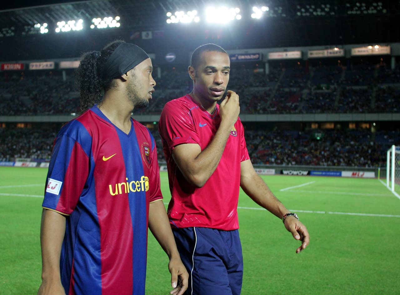 FIFA 2004 En la portada aparecieron tres figuras del momento en sus respectivos países: Alessandro Del Piero (Italia), Thierry Henry (Francia) y Ronaldinho (Brasil). Con esta imagen principal, se mezclaron a diferentes jugadores estrella y el juego FIFA comenzó a hacerse más popular en todo el mundo.