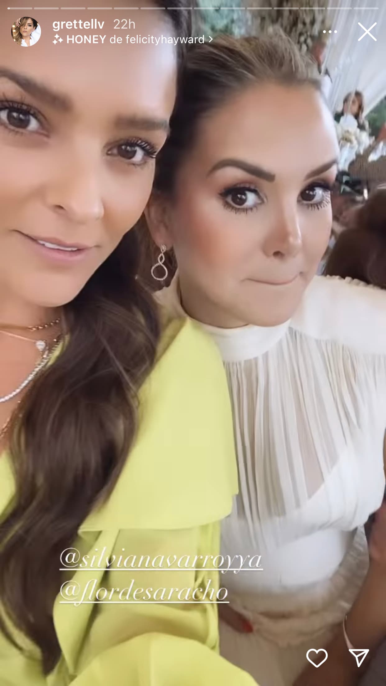 Así la vimos posar en la celebración en compañía de Florencia de Saracho.