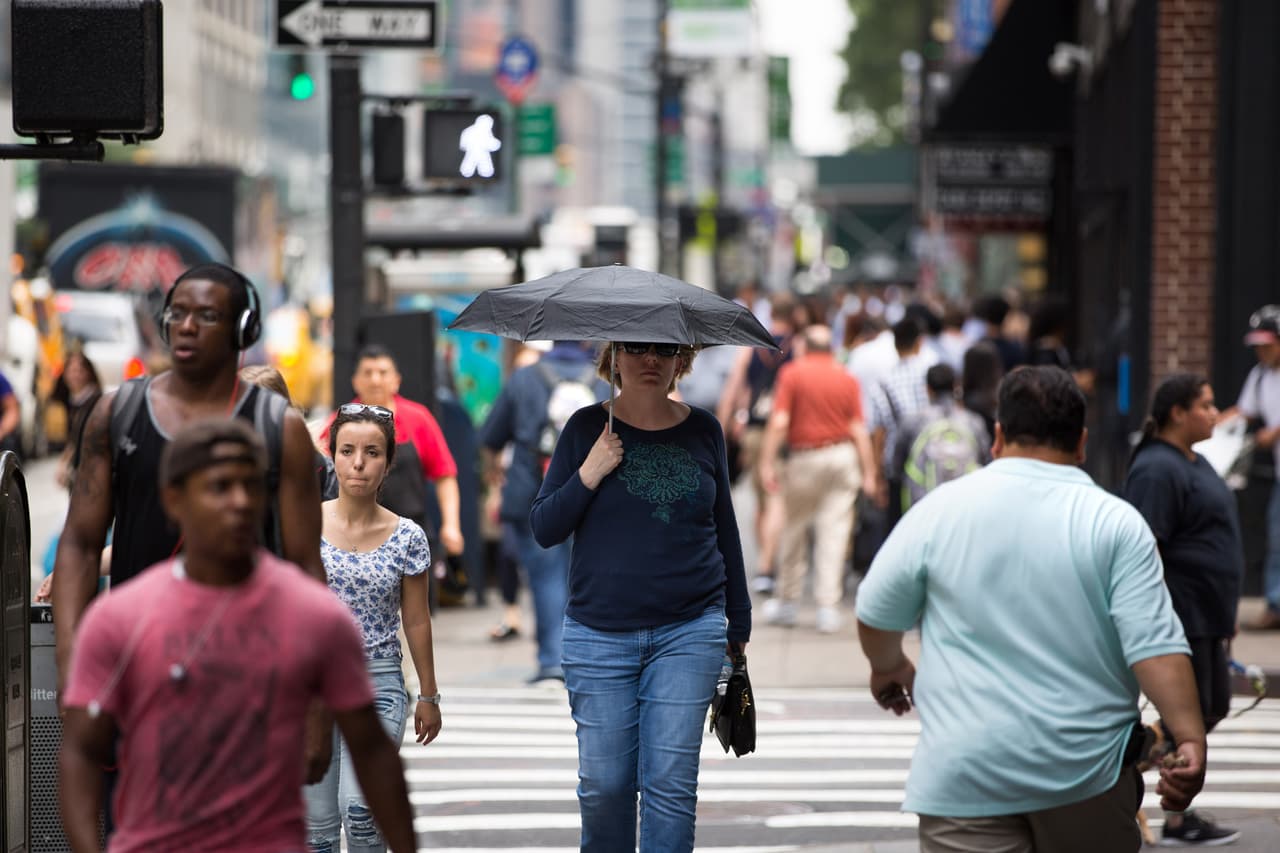 El tipo de ropa que te ayuda durante la ola de calor son los colores claros y para accesorios sombreros y gafas de sol.
<br>