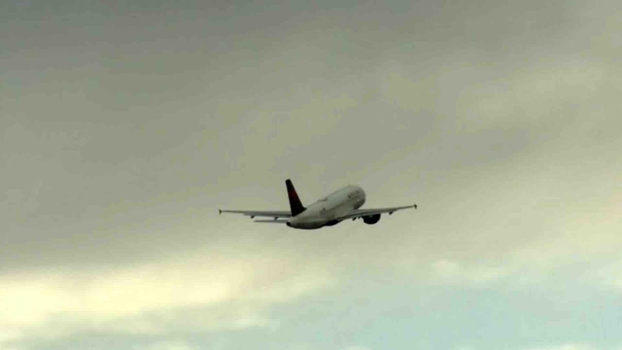 Bloqueo en Ormuz provoca cancelaciones de vuelos y alza en precios de aerolíneas