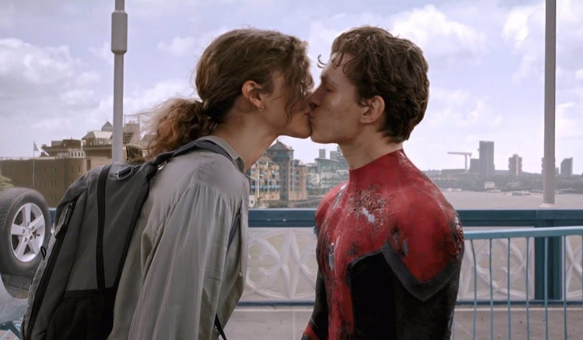 <b>Peter Parker y MJ</b>
<br>Si bien en un principio Peter Parker no mostraba ningún interés por MJ, poco a poco fueron surgiendo sentimientos entre ambos. Llegaron al punto en el que no pudieron ocultar más su amor y decidieron comenzar una relación al final de ‘Spider-Man: Far from Home’.