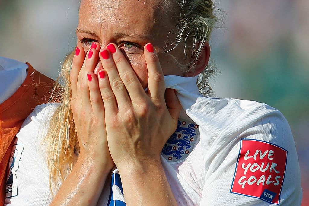 Laura Bassett de Inglaterra, está desconsolada luego de que su equipo perdió la Semifinal de la Copa Mundial Femenina en 2015 ante Japón Commonwealth Stadium el 1 de julio en Edmonton, Canadá.