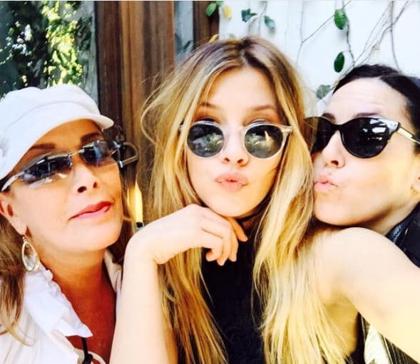 Además de sus actividades como fashionista, también es colaboradora en el canal de You Tube 'HOLA!4u', donde habla de moda, maquillaje y, en ocasiones, de su vida personal.
<br>