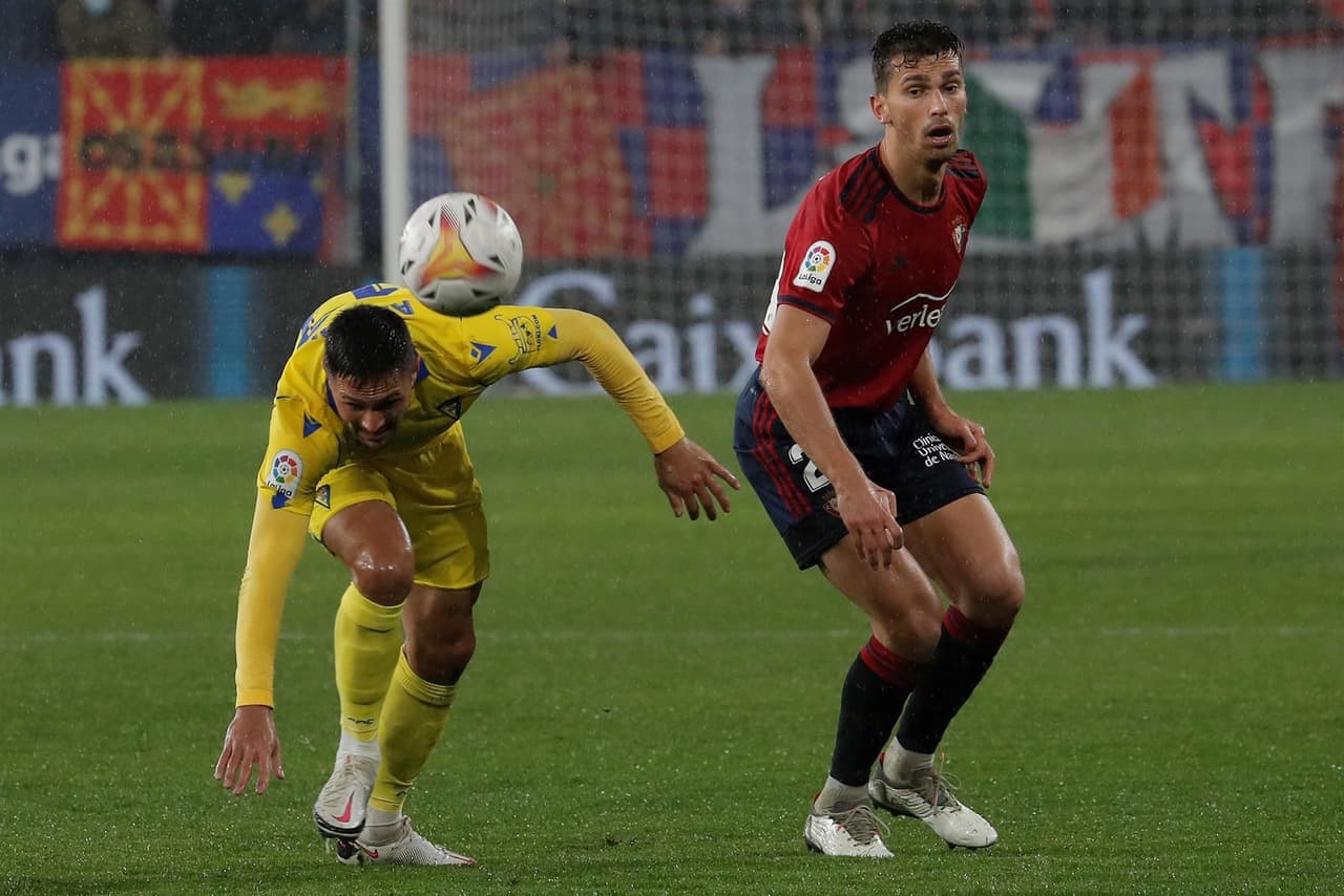 Osasuna se impone a Cadiz 2-0 durante la fecha 20. Ante Budimir y Enrique Barja le dieron el triunfo a los locales en El Sadar.