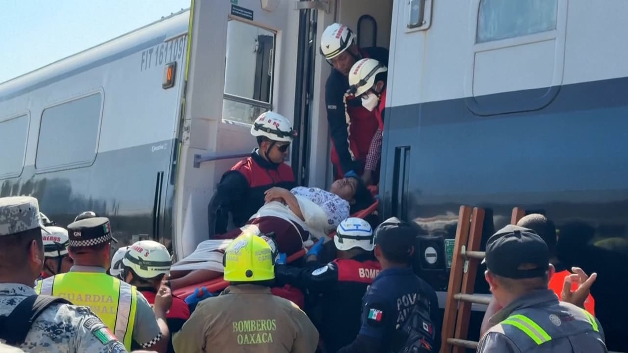 En video: Así rescataron a los heridos y supervivientes del tren descarrilado en México