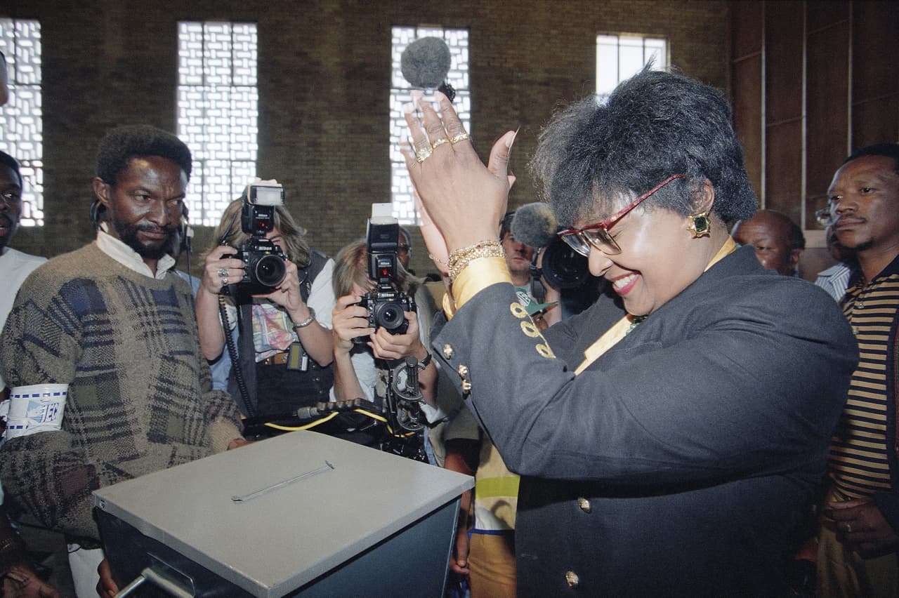 El apoyo al proyecto político de su esposo continuó, aunque la pareja se había separado en 1992. Nelson Mandela se convirtió en el primer presidente negro de Sudáfrica en 1994 y ella formó parte de su gabinete. En 1995 fue despedida después de varias denuncias de corrupción y en 1996 se divorciaron. En la fotografía, la activista depositando su voto en las elecciones presidenciales donde Mandela resultó victorioso.
