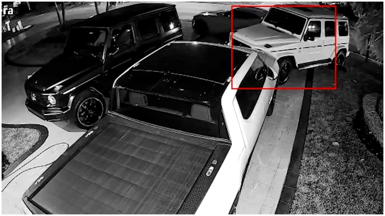 Buscan a responsable de chocar un auto de lujo estacionado en una casa de Miami-Dade