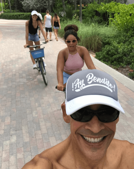 El presentador de "Despierta América"y actual juez de "Mira Quien Baila", Johnny Lozada, lanzó una línea de gorras con frases coloquiales boricuas, como: "¿Qué pajó?", "En serio", "Mala mía" o "Brega con esa".