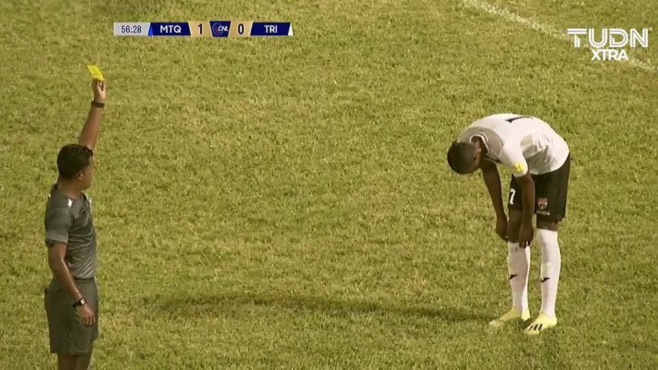 Tarjeta amarilla. El árbitro amonesta a Ross Russell de Trinidad and Tobago