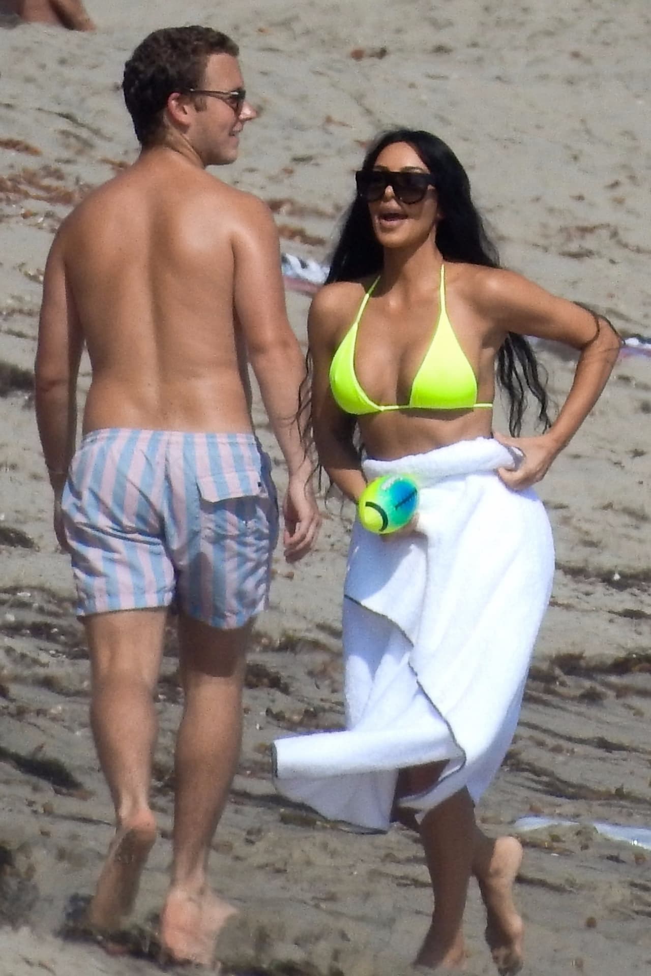 ¿Será que Kim Kardashian promoverá pronto una línea de toallas multiusos para la playa?