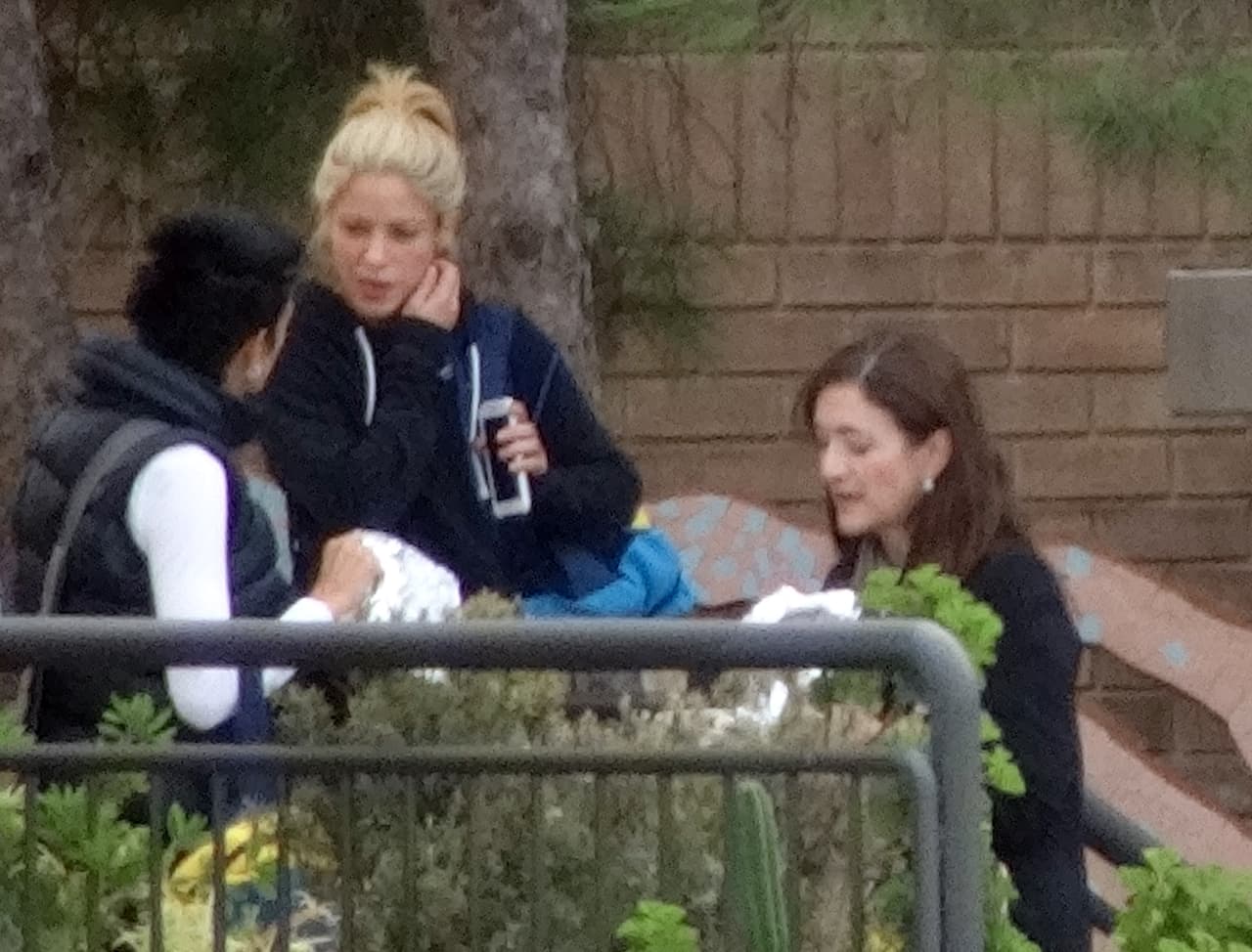 La colombiana también se detuvo a platicar con algunas mamis.