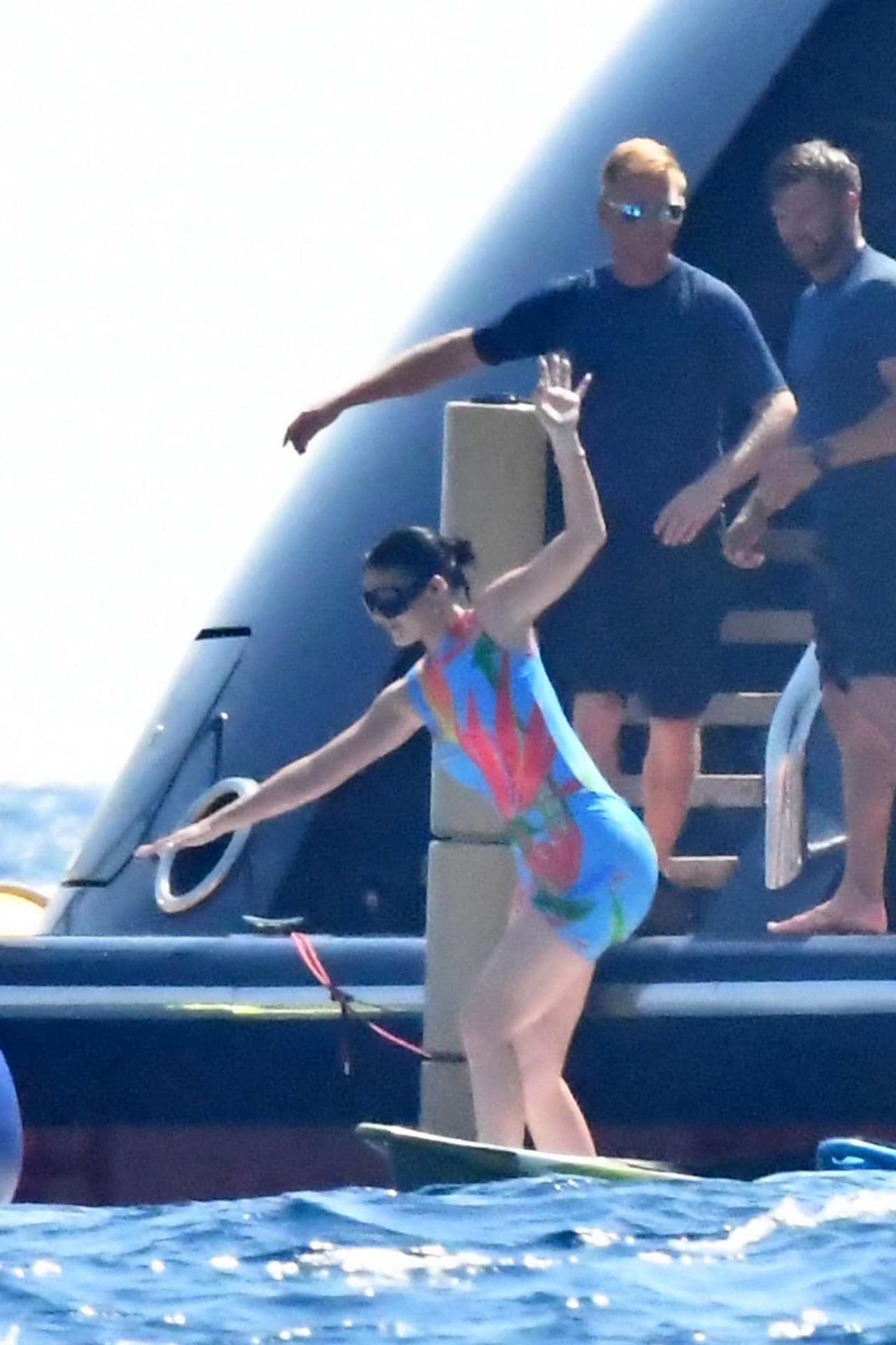 De acuerdo con 
<b><a href="https://people.com/style/kylie-jenner-birthday-necklace-gift-travis-scott/" target="_blank">People</a></b>
<a href="https://people.com/style/kylie-jenner-birthday-necklace-gift-travis-scott/" target="_blank">,</a> se trató de un collar con eslabones de diamantes, el cual tiene un dije similar al logotipo de la marca de 
<b><a href="https://www.univision.com/famosos/kylie-jenner-lanzo-sus-nuevos-productos-con-un-banquete-que-incluyo-papas-fritas-pizza-y-tequila-fotos" target="_blank">productos de belleza</a></b> de Kylie.