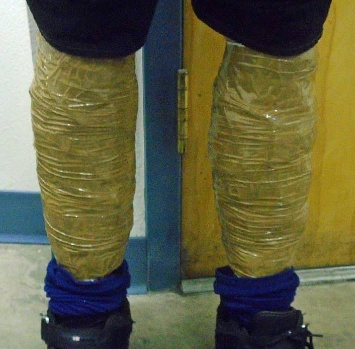 Los contrabandistas se pegan la droga a su cuerpo para evitar ser detectados por los agentes.