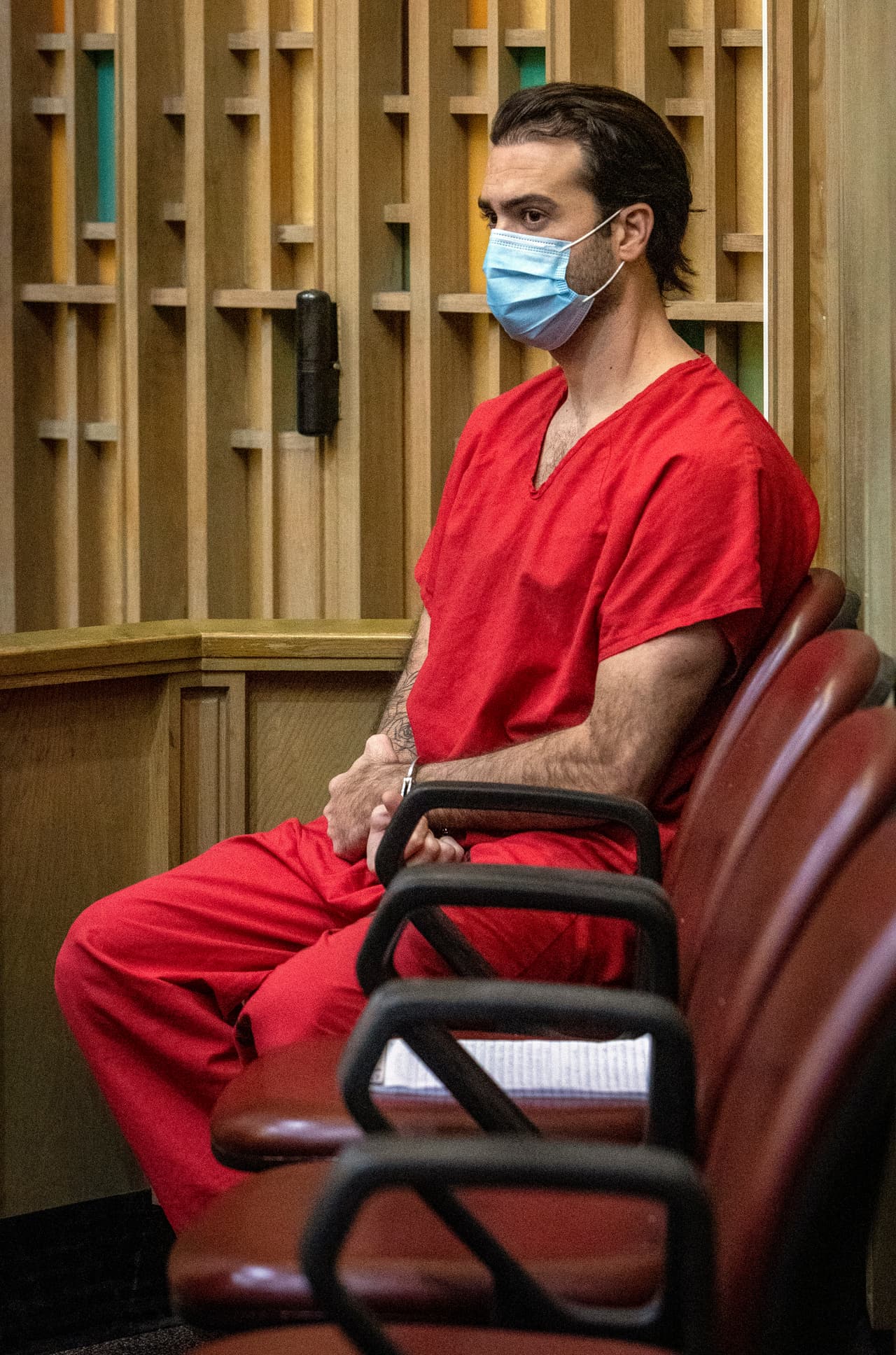 El actor mexicano, acusado de homicidio involuntario, llegó a la corte la mañana del 14 de noviembre 
<b><a href="https://www.univision.com/famosos/que-significa-el-color-rojo-uniforme-pablo-lyle-carcel">esposado y portando uniforme rojo</a></b>, el cual significa que es "de alto perfil".
<br>