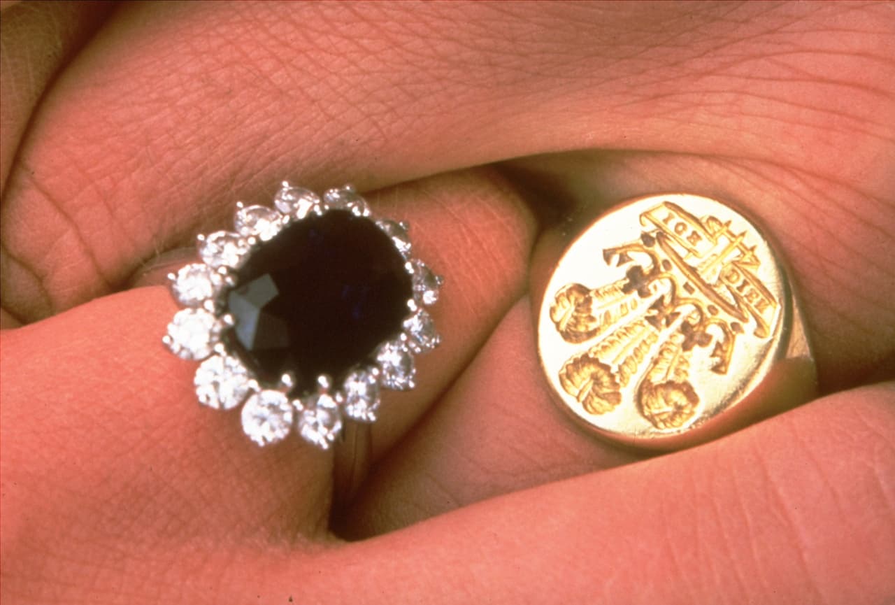 El anillo de zafiro de compromiso de Carlos y Diana fue creado por 
<a href="https://www.vogue.co.uk/fashion/article/princess-diana-engagement-ring-the-crown" target="_blank">la joyería Garrard & Co </a>
<a href="https://www.vogue.co.uk/fashion/article/princess-diana-engagement-ring-the-crown" target="_blank">de Londres</a> y contiene una capa oro blanco y 14 diamantes.