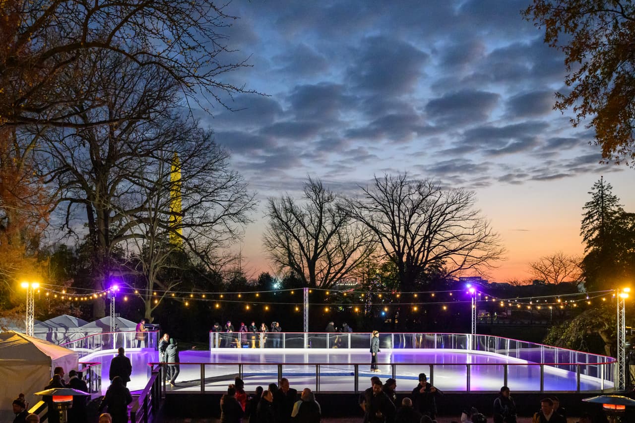 Una pista de hielo es un nuevo elemento de la Navidad del que se puede disfrutar en los jardines de la Casa Blanca.