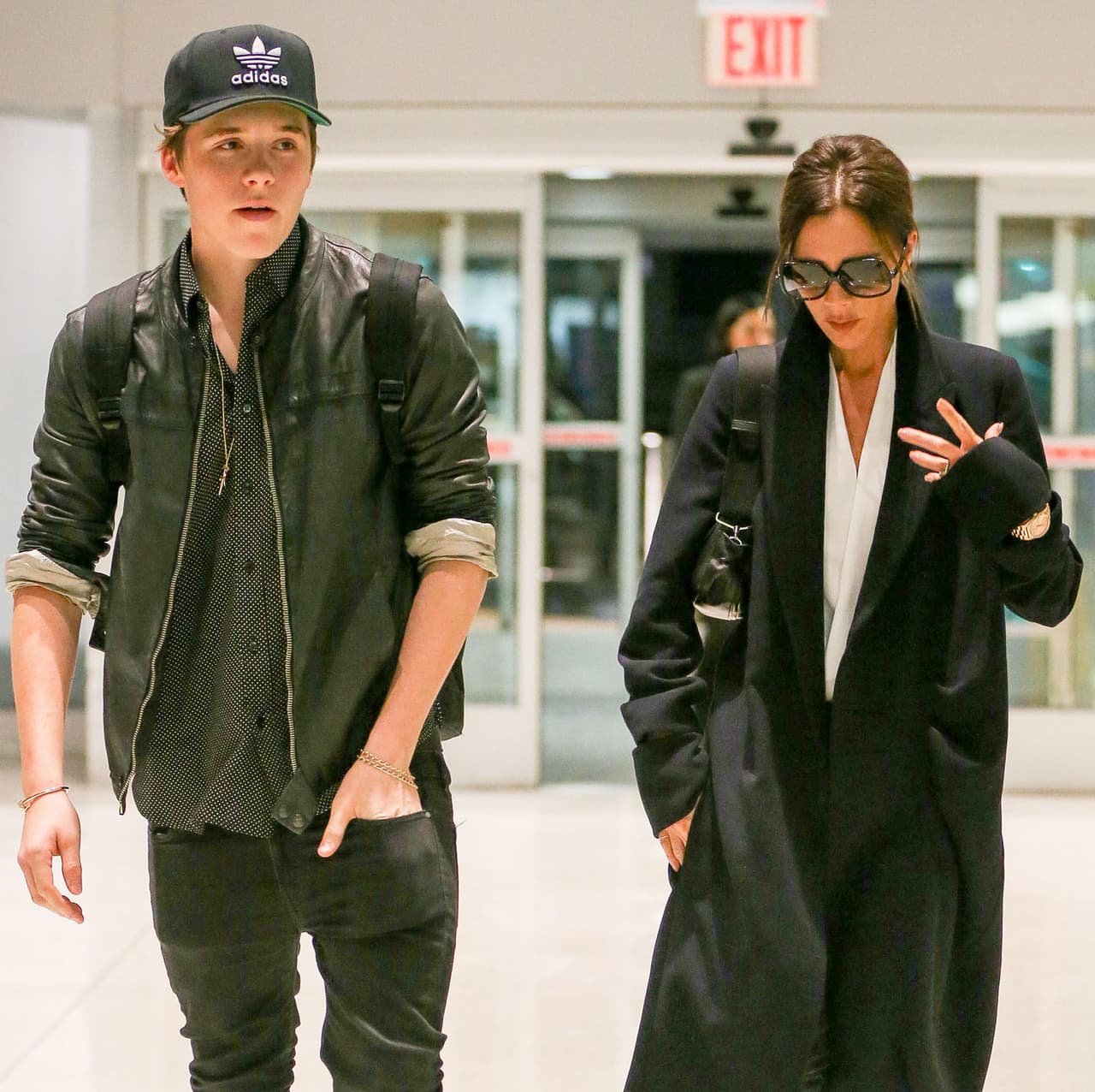 Victoria Beckham y su hijo mayor, Brooklyn Beckham se encontraban de camino al aeropuerto en Nueva York.