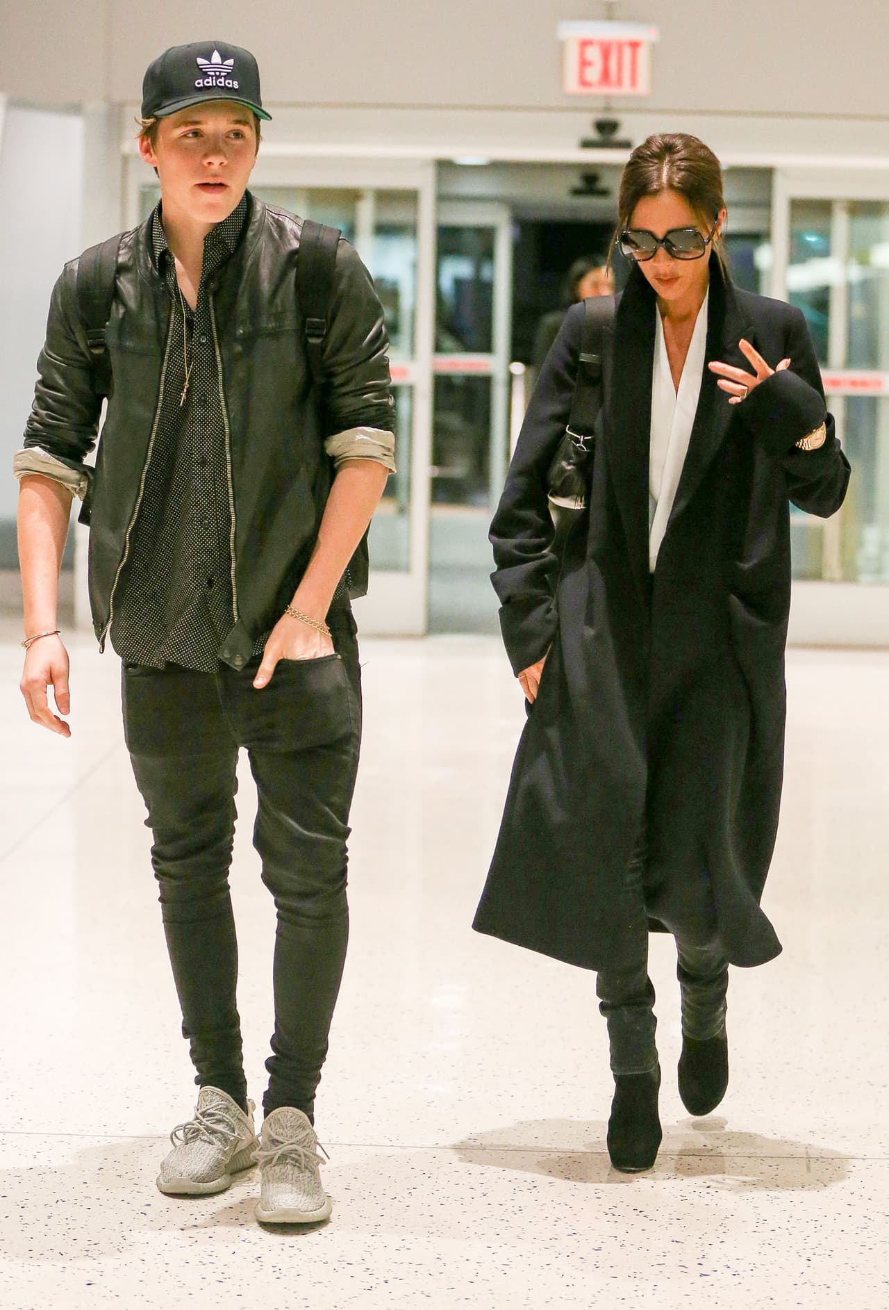 El chico llevaba puestos los nuevo zapatos de Kanye West que están por salir a la venta en unos cuantos días.