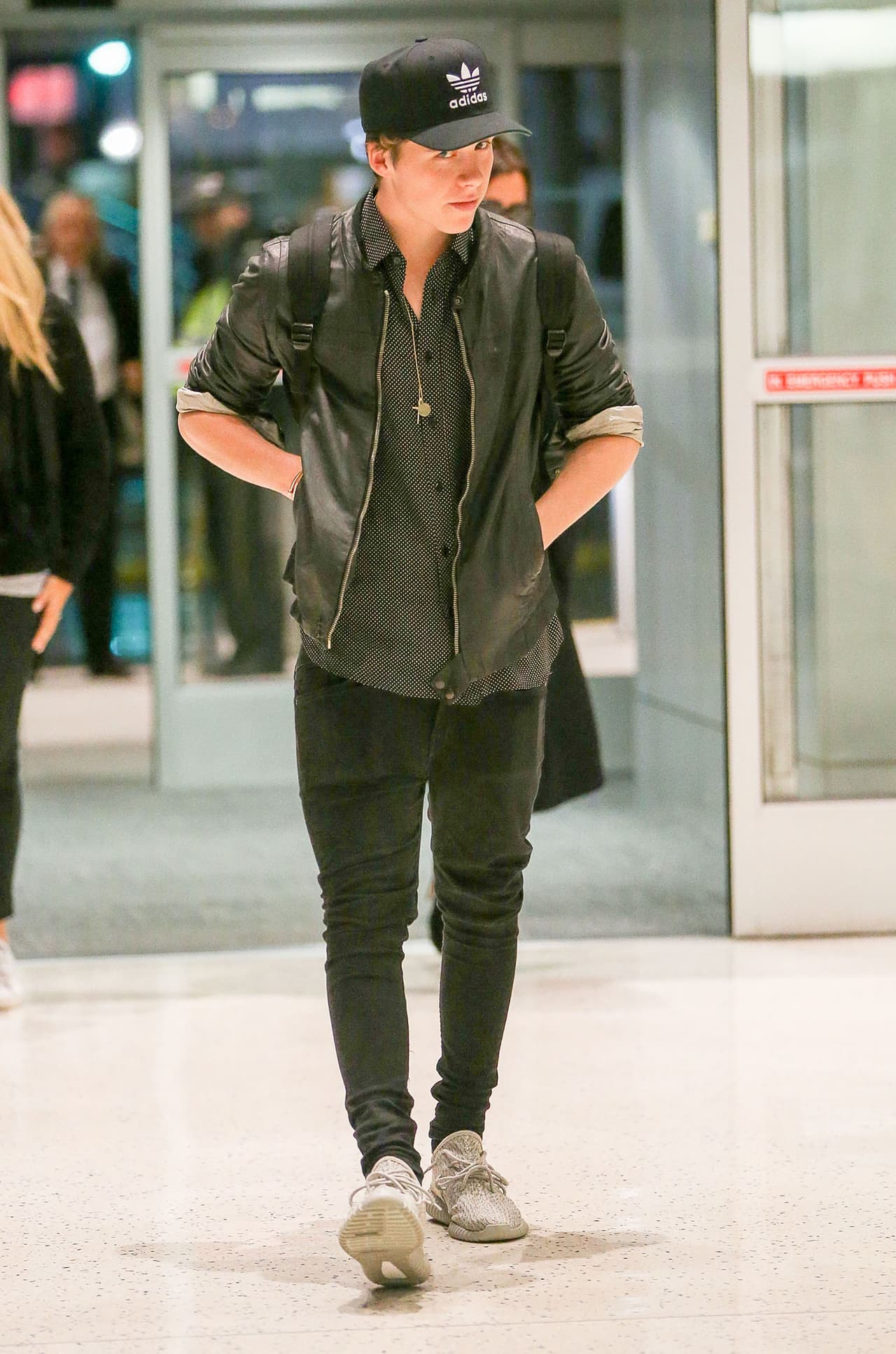 Brooklyn Beckham ha adoptado la habilidad de vestirse bien y verse "cool" en todo momento al igual que sus padres.