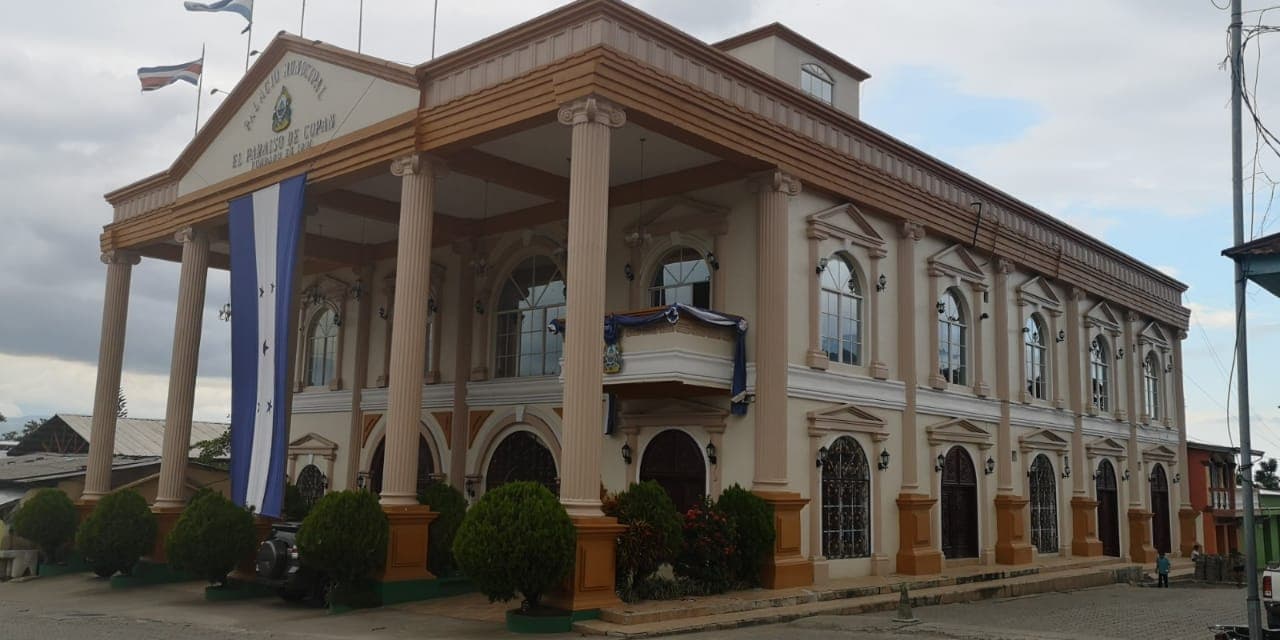 El edificio del municipio de El Paraíso se hizo famoso en Honduras, aunque el alcalde dice que se hizo con dinero del pueblo, no del narcotráfico.