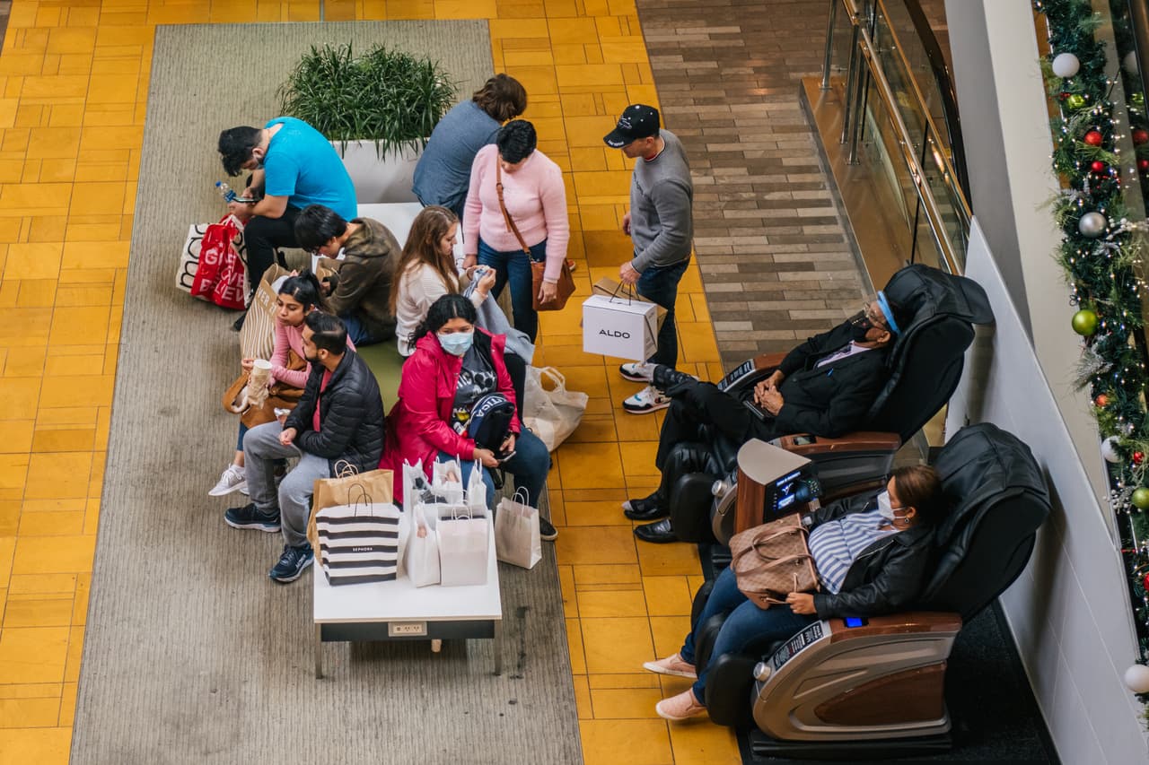 Si tienes hijos, lo recomendable es que los dejes con alguien en casa, para evitar que tengas una distracción más y puedas estar alerta ante un posible robo. "Puede llegar alguien por detrás y ponerte un arma y robarte", dijo Robles.