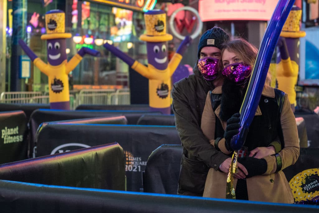 Un promedio de un millón de personas suelen visitar cada fin de año esta plaza en Nueva York para ver el gran concierto de fin de año y festejar junto a familiares y amigos, pero esta vez el panorama fue diferente.