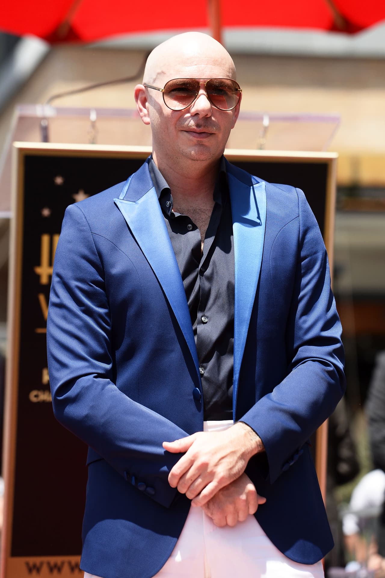 Y muy emocionado, estuvo acompañado de familiares y amigos en la ceremonia, realizada alrededor del mediodía en Los Angeles.