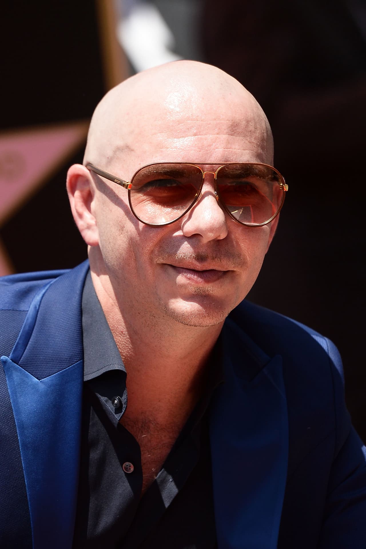 Designada en la Plaza Celia Cruz, Pitbull exclamó su admiración por tener su estrella tan cerca de la de su ídola.