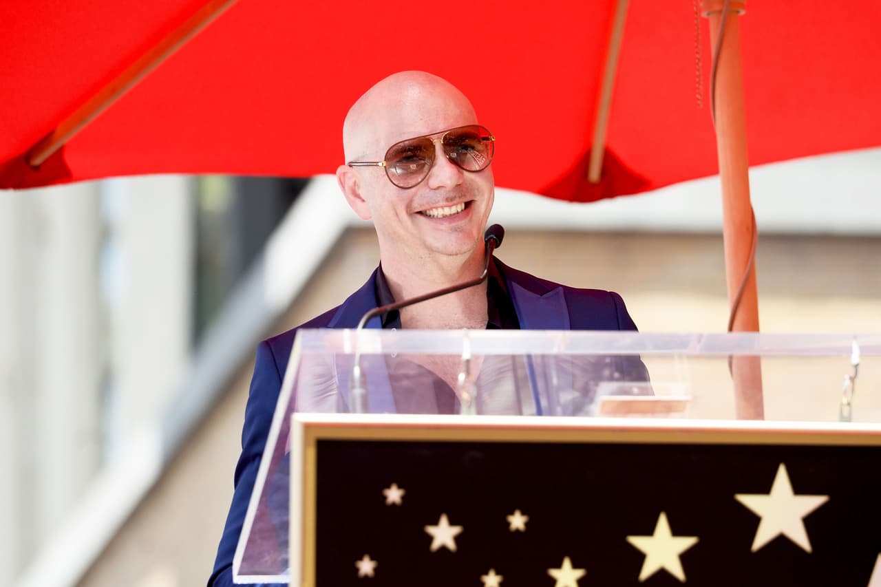 Pitbull ofreció un discurso muy emotivo, en el que se le entrecortó la voz en un sentimental momento.