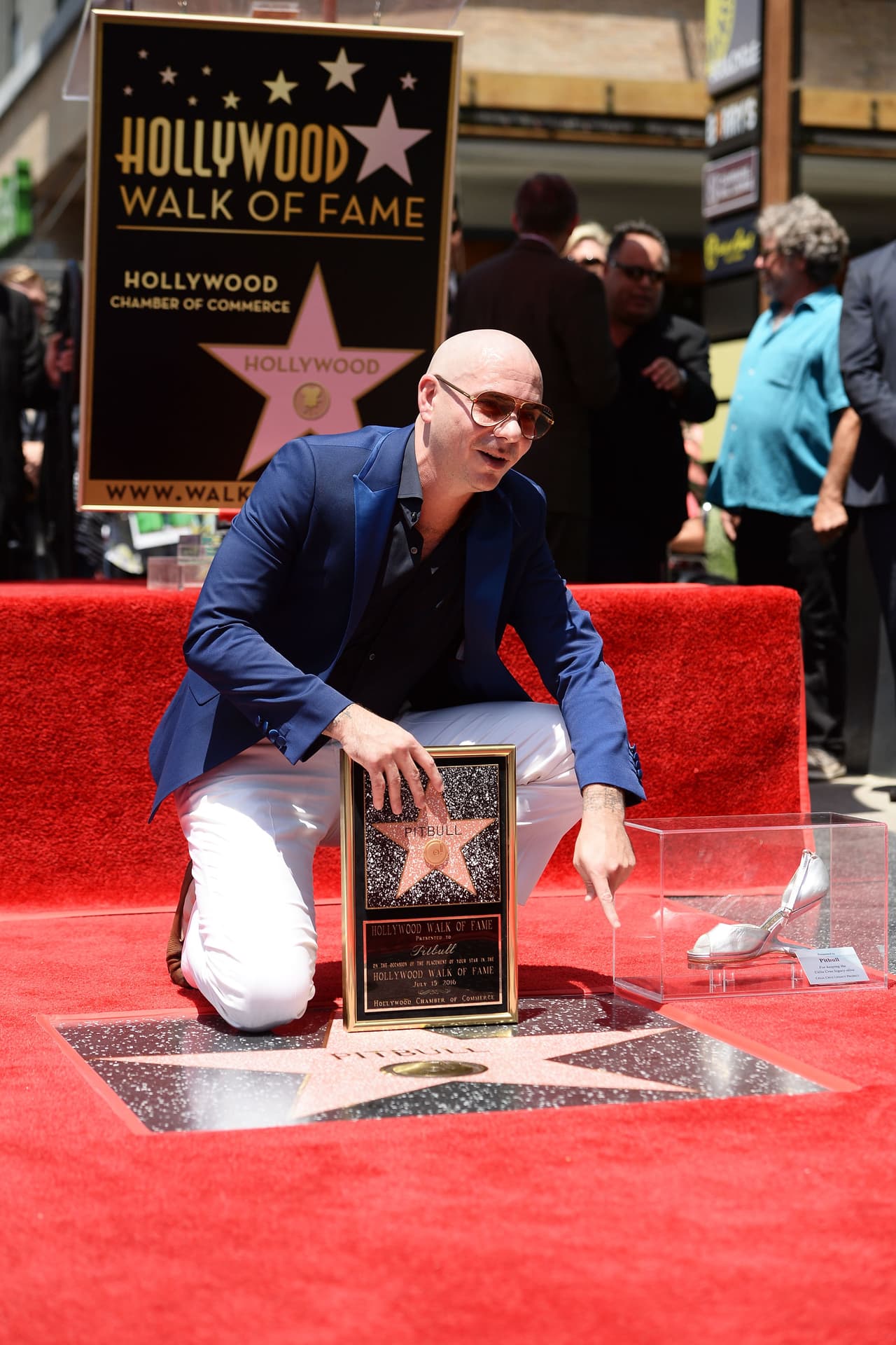 Y aquí está Pitbull posando con su estrella y la zapatilla.
