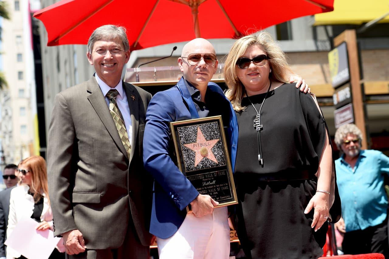 Éxitos que incluyen además de miles de millones de vistas a sus videos en YouTube, otro tanto de miles de millones de reproducciones digitales, ventas de discos, conciertos y una estrella en el Paseo de la Fama de Hollywood.