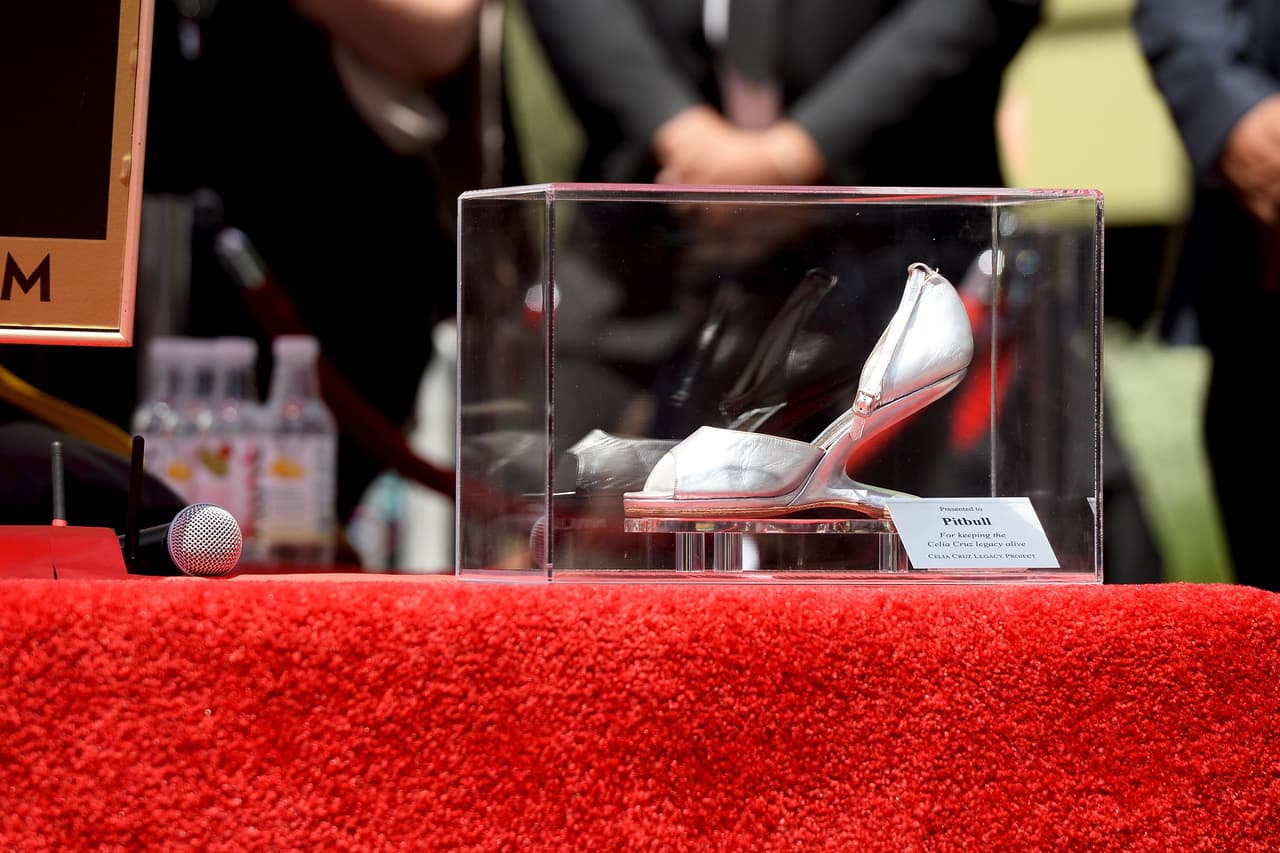 Por ello mismo, también le entregaron un lindo detalle: una zapatilla de Celia Cruz en una caja de cristal.