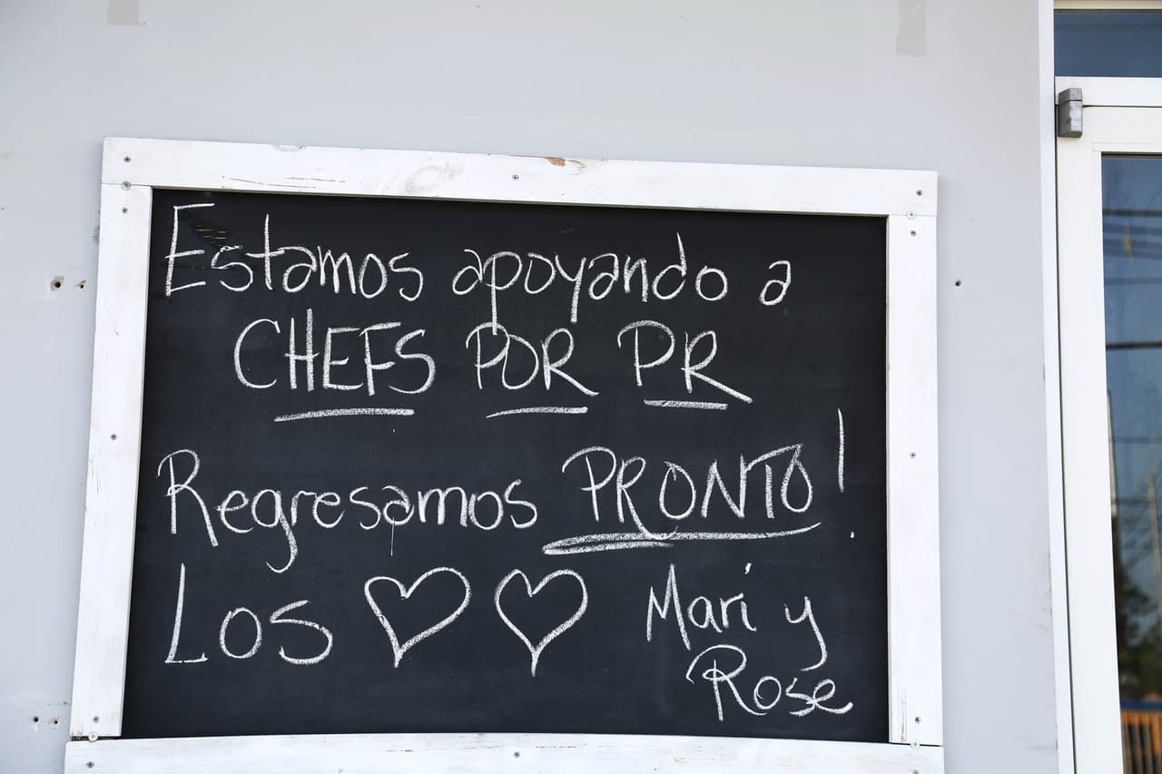 Un cartel en el restaurante Messy Kitchen Goodies, en Fajardo, anuncia que se mantiene cerrado mientras su personal trabaja en el movimiento #ChefsPorPuertoRico, liderado por el chef José Andrés. Este grupo reúne a varios cocineros de la isla que se están preparan alimentos que son repartidos gratuitamente.