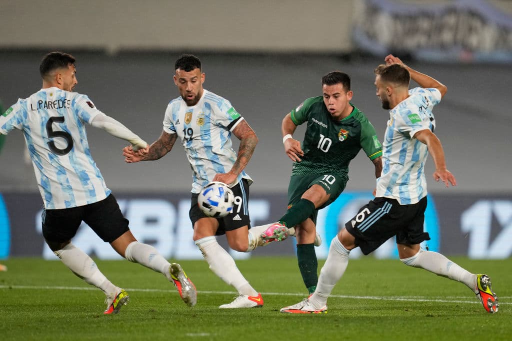 Con un asombroso hat trick de Lionel Messi, Argentina golea 3-0 a Bolivia y se sitúan en la segunda plaza de manera solitaria.