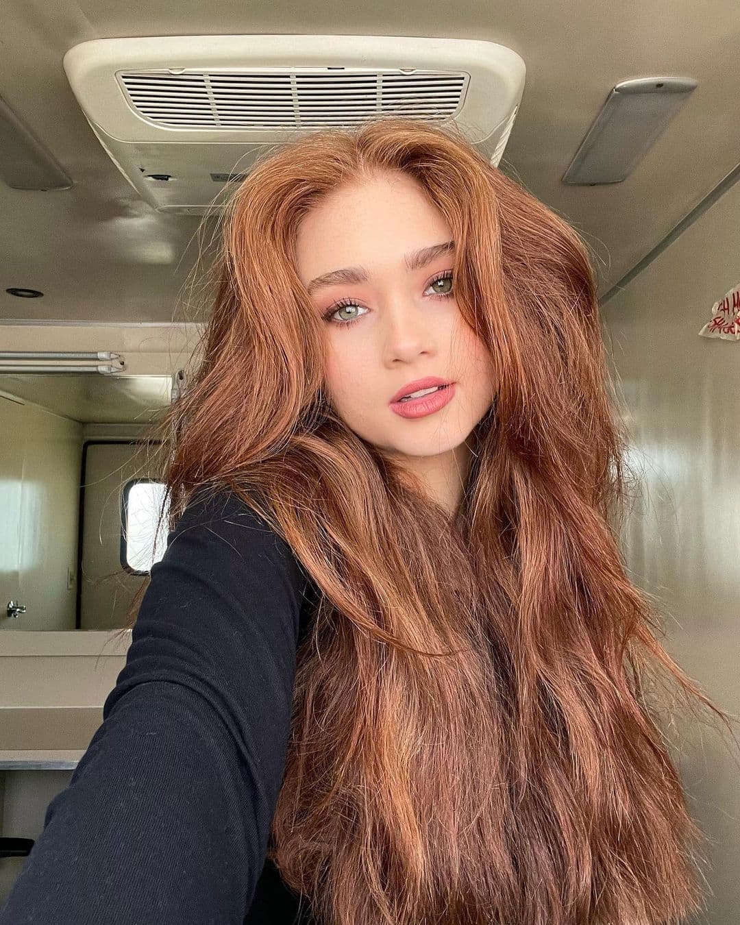 El joven, de 22 años, se dejó ver muy cariñoso en redes sociales con la actriz Daniela Martínez, quien forma parte del elenco de la telenovela Mi Fortuna es Amarte.