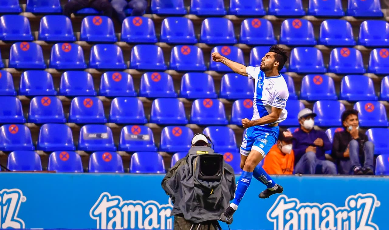 Escoto alcanzaba a rematar de cabeza para picar el balón y dejar parado a Oscar Ustari.