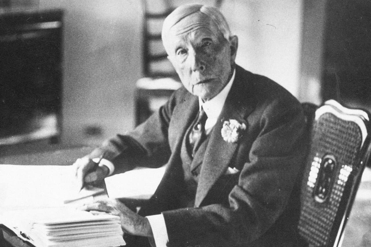 <b>John D. Rockefeller</b>
<br>
<br>Fuente principal de riqueza: Industria petrolera.
<br>
<br>Patrimonio estimado en dólares de hoy: alrededor de 341,000 millones.
<br>
<br>Años: 1,839 - 1,937.
<br>
<br>Este empresario comenzó a invertir en la industria del petróleo en 1863 y en 1880 su empresa 
<a href="https://www.titlemax.com/discovery-center/money-finance/wealthiest-historical-figures-in-todays-dollars/"><u>Standard Oil Company</u></a> controlaba el 90% de la producción estadounidense. Una declaración de impuestos federales de 1918 calculaba su fortuna en 1,500 millones de dólares de la época, el equivalente a casi el 2% del PIB estadounidense de entonces.
<br>